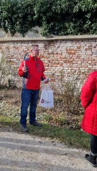 Herr Kreft zeigt die Grassichel